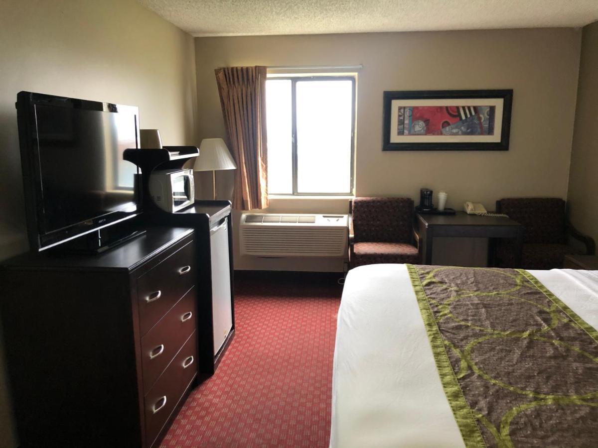 Super 8 by Wyndham Omaha SW Hotel Bagian luar foto