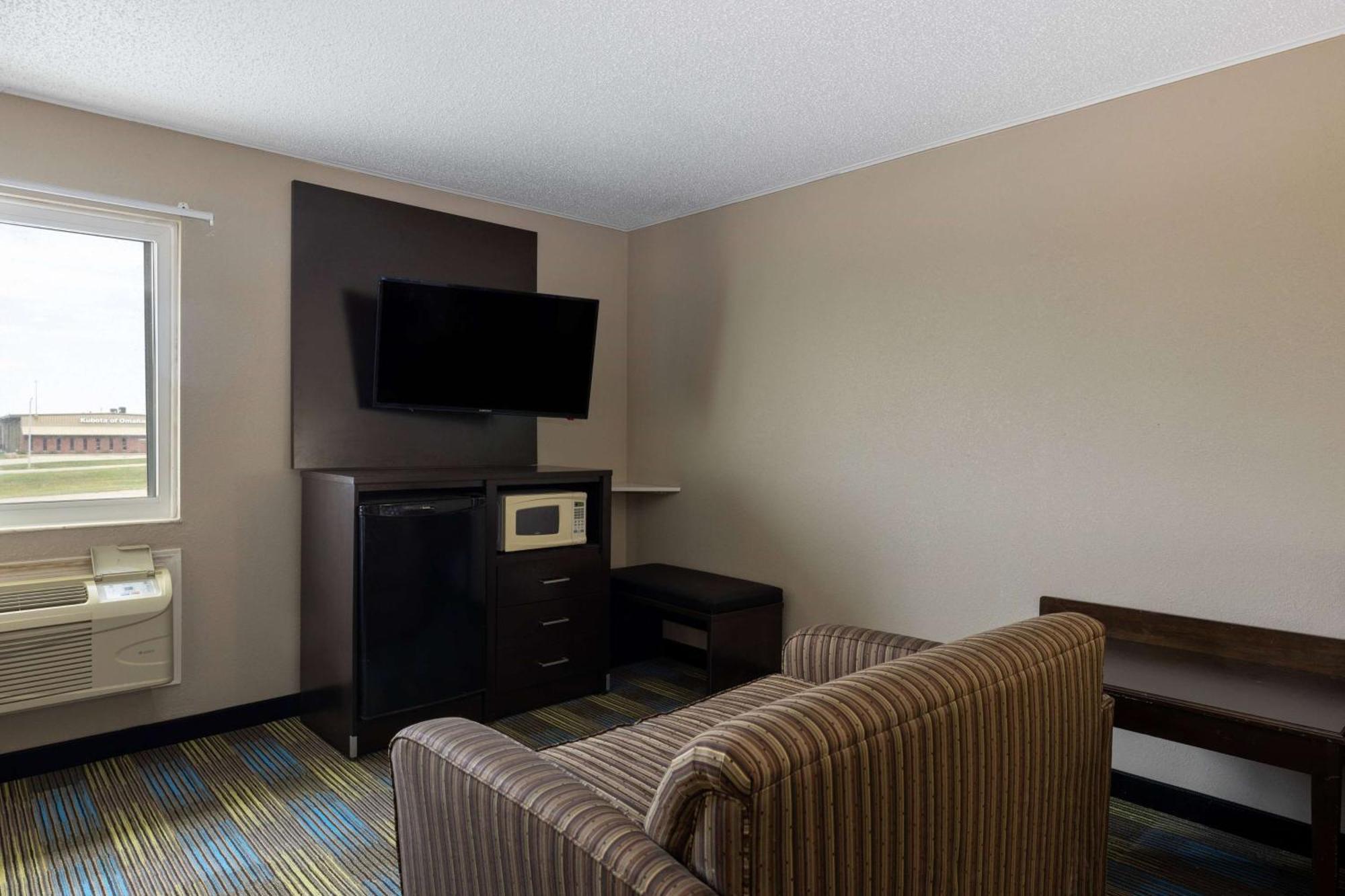 Super 8 by Wyndham Omaha SW Hotel Bagian luar foto