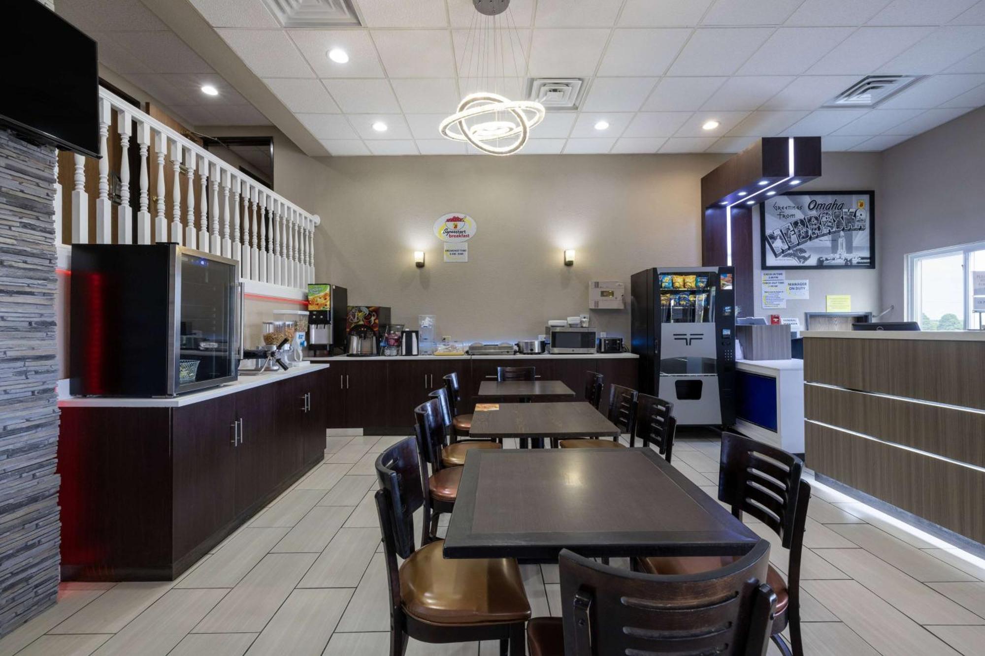 Super 8 by Wyndham Omaha SW Hotel Bagian luar foto