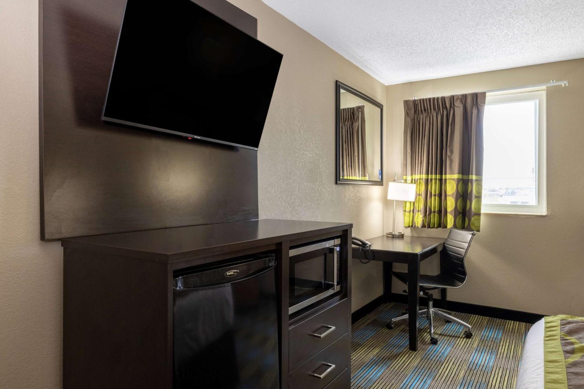Super 8 by Wyndham Omaha SW Hotel Bagian luar foto