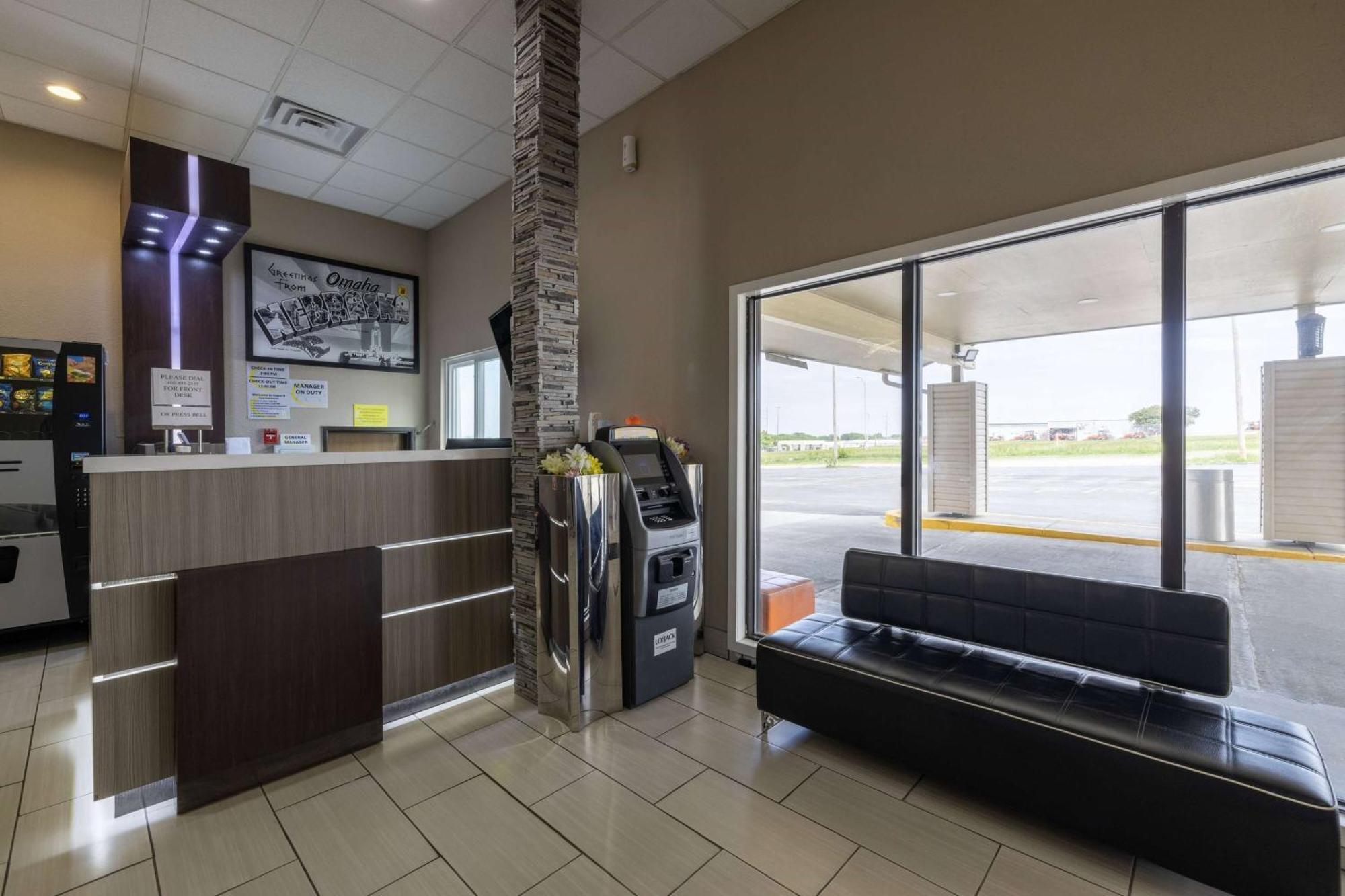 Super 8 by Wyndham Omaha SW Hotel Bagian luar foto