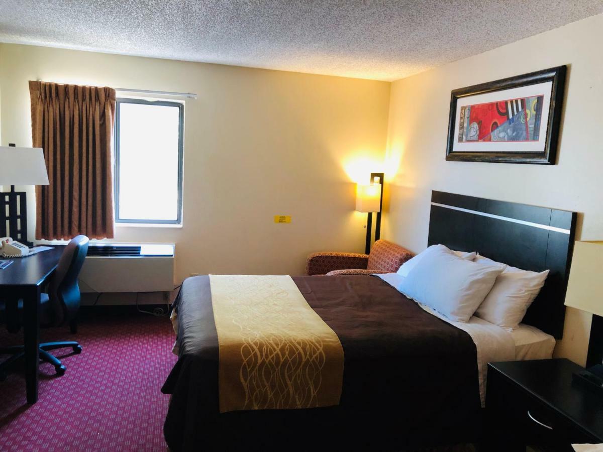Super 8 by Wyndham Omaha SW Hotel Bagian luar foto