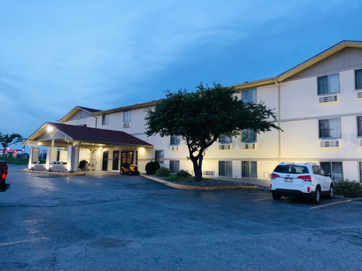 Super 8 by Wyndham Omaha SW Hotel Bagian luar foto