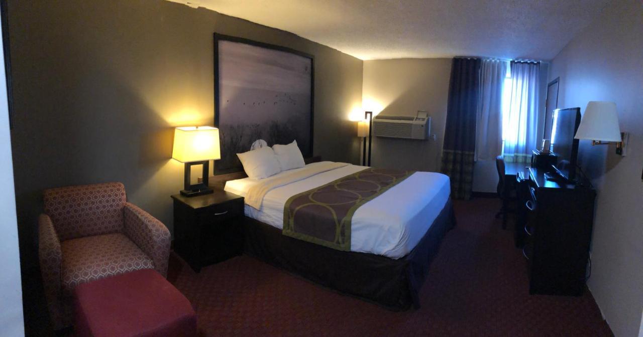 Super 8 by Wyndham Omaha SW Hotel Bagian luar foto